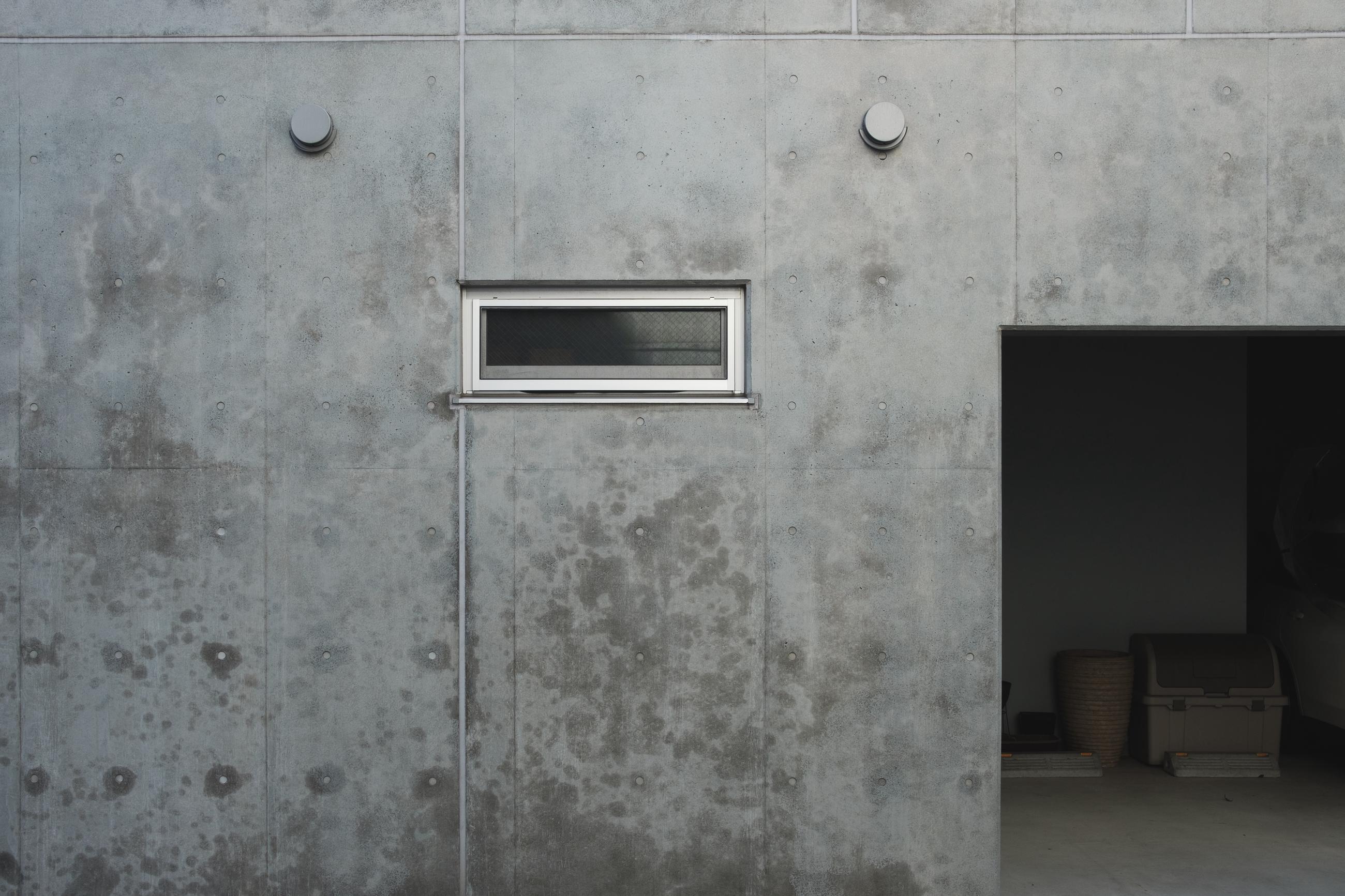 A wall that looks like a surprised face